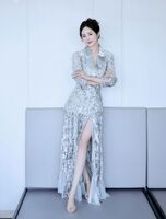 腳尖接觸飄起細浪,無光之處也知耀眼依然—楊冪[高清套圖]