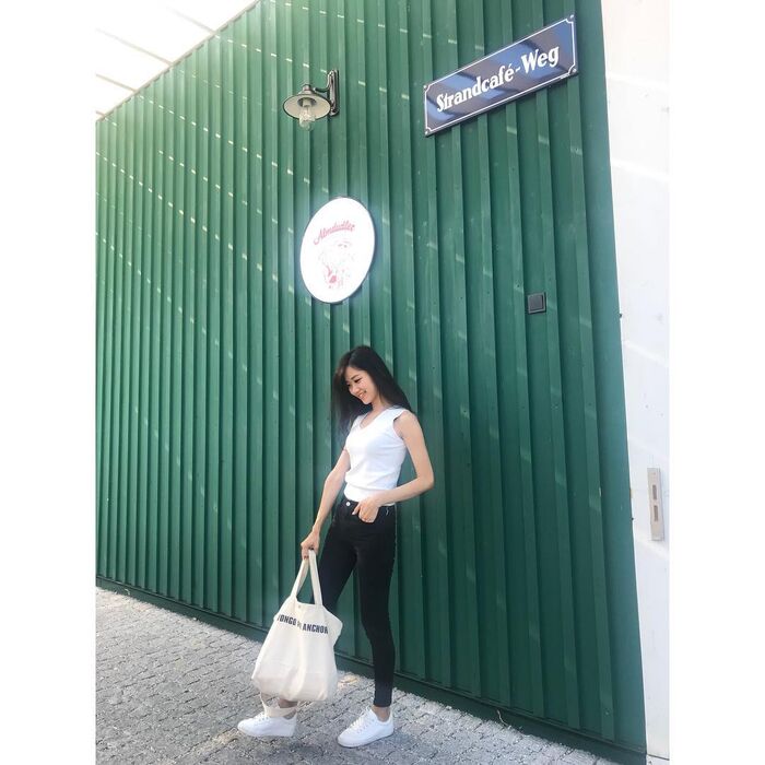 極品空姐「Chiapu」展現「甜美笑容」讓人戀愛啦! 身材跟顏值都好到太超過啦! 3th image