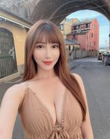 「饒方晴」性感酥胸還有纖細小蠻waist curve 引人遐想