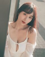 網紅「蘋蘋澎澎」兇猛美乳太誘人:這麼能可愛又那麼性感 (10P)