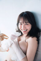 Yuko Sugamoto, a popular member of former HKT48 who got married, aka "Yukosu" (30), shows off her fair-skinned boobs in her first photo book with a hand bra exposure ww