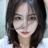 HaiXuan Ni 的美麗如夏日海灘上的陽光，明亮而充滿魅力。