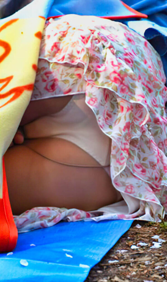 Erotic images of pants in full view 4th image