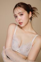 Popular half model Nicole Fujita, who married a famous actor last year, shows off her glossy adult sexy underwear ww