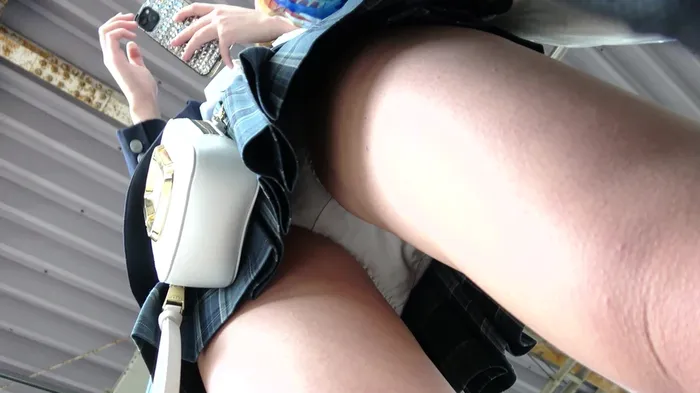 [upskirt 1981 upside down shooting JK] Gal JK who closes up the satin light pink P with a squatting again and closes up the plump crotch that shows the shape of the (2) 11th image