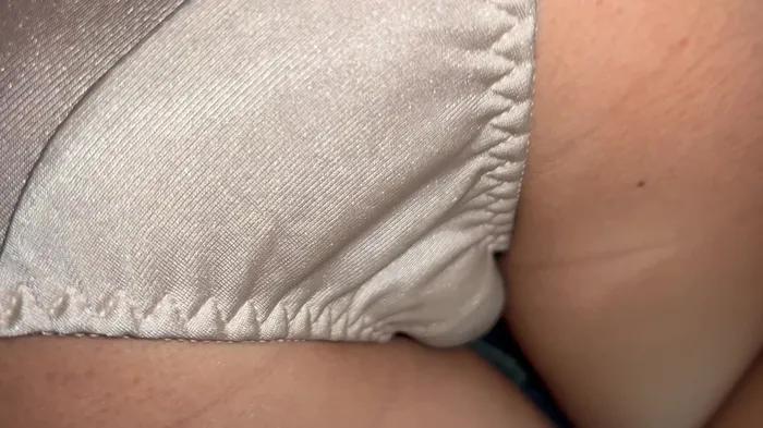 [upskirt 1981 upside down shooting JK] Gal JK who closes up the satin light pink P with a squatting again and closes up the plump crotch that shows the shape of the (2) 6th image