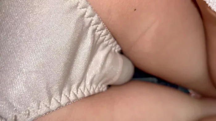 [upskirt 1981 upside down shooting JK] Gal JK who closes up the satin light pink P with a squatting again and closes up the plump crotch that shows the shape of the (2) 7th image