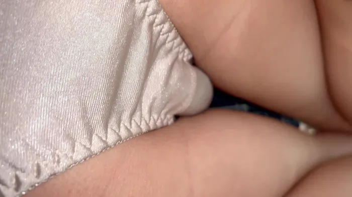 [upskirt 1981 upside down shooting JK] Gal JK who closes up the satin light pink P with a squatting again and closes up the plump crotch that shows the shape of the (2) 8th image