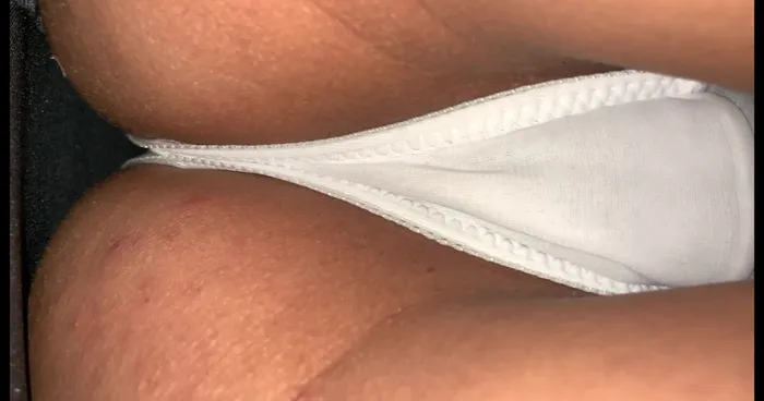【upskirt1988逆さ撮り店員さん】白のTバックをかなりの距離で接写されるエロカワな店員さん 8th image